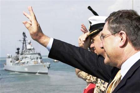 وزير الدفاع الألماني فرانز جوزيف جونج يلوح لجنود ألمان في جيبوتي أمس  الثلاثاء